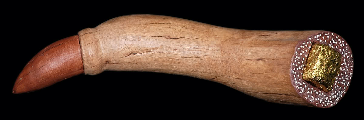 corne phallique avec un pavé doré inscrusté